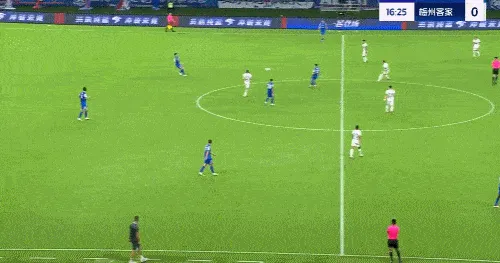 薛庆浩及时出击到禁区外，挡出奥马尔松单刀打门
