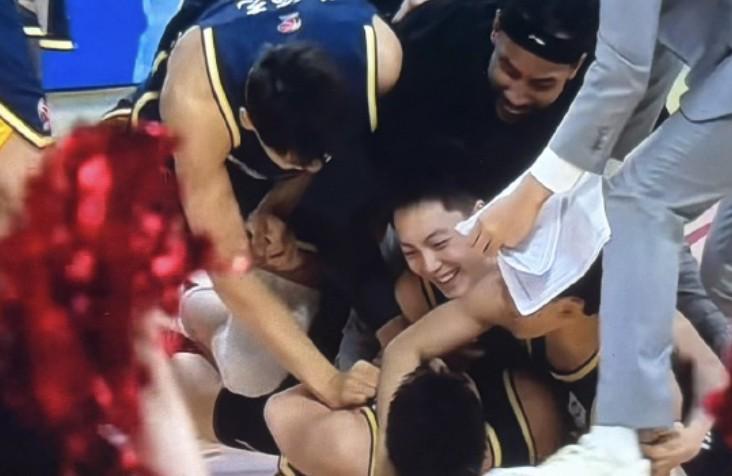 Leyu Sports 在线入口-燃尽了,记者:广东打出赛季最佳比赛,唤醒了球迷往昔的记忆